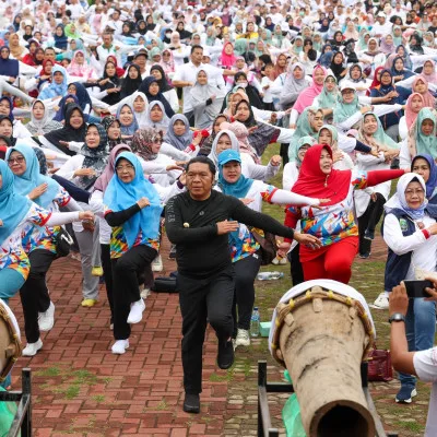 Senam Sehat Bersama Ribuan Guru dan Warga Kabupaten Pandeglang, Al Muktabar Beri Banyak Hadiah dan Bantuan
