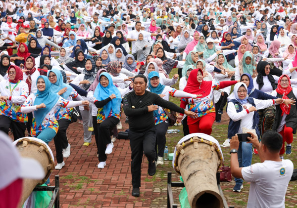 Senam Sehat Bersama Ribuan Guru dan Warga Kabupaten Pandeglang, Al Muktabar Beri Banyak Hadiah dan Bantuan