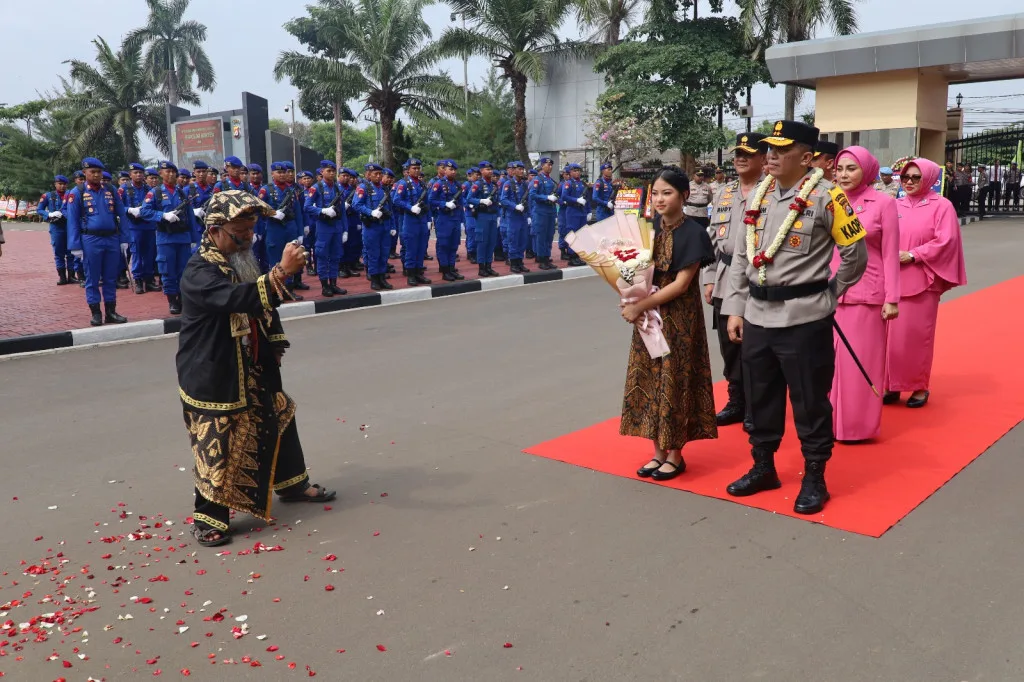 Ribuan Personel Polda Banten Sambut Irjen Pol Abdul Karim Kapolda Banten Yang Baru