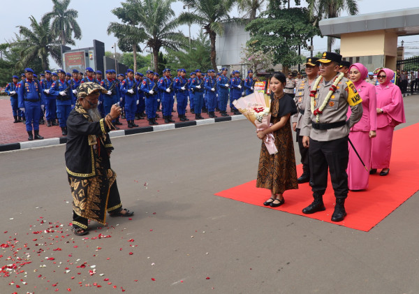 Ribuan Personel Polda Banten Sambut Irjen Pol Abdul Karim Kapolda Banten Yang Baru