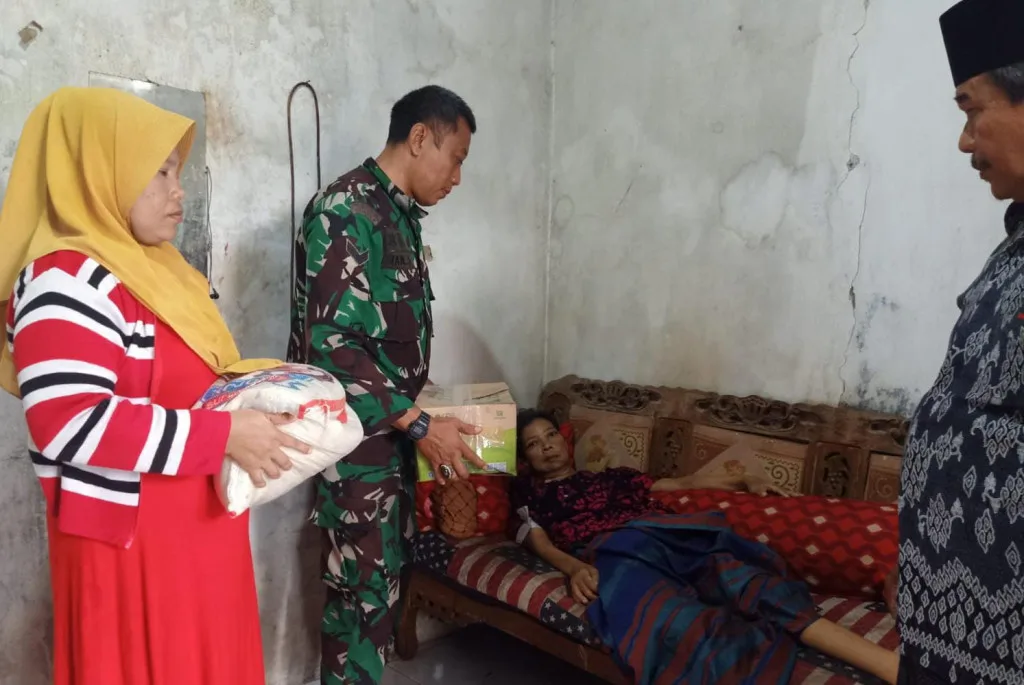 Serahkan Bantuan Sosial Kepada Warga Yang Sakit Kanker, Babinsa Koramil 0602-05/Cipocok Jaya Sangat Peduli