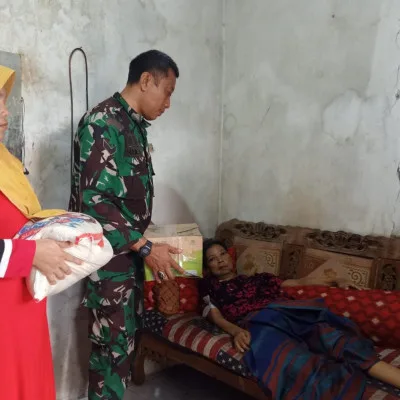 Serahkan Bantuan Sosial Kepada Warga Yang Sakit Kanker, Babinsa Koramil 0602-05/Cipocok Jaya Sangat Peduli