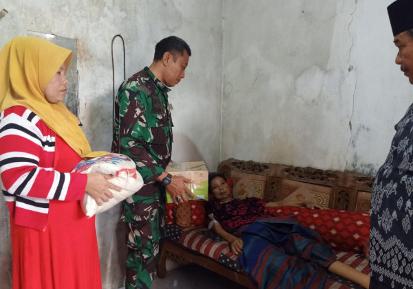 Serahkan Bantuan Sosial Kepada Warga Yang Sakit Kanker, Babinsa Koramil 0602-05/Cipocok Jaya Sangat Peduli