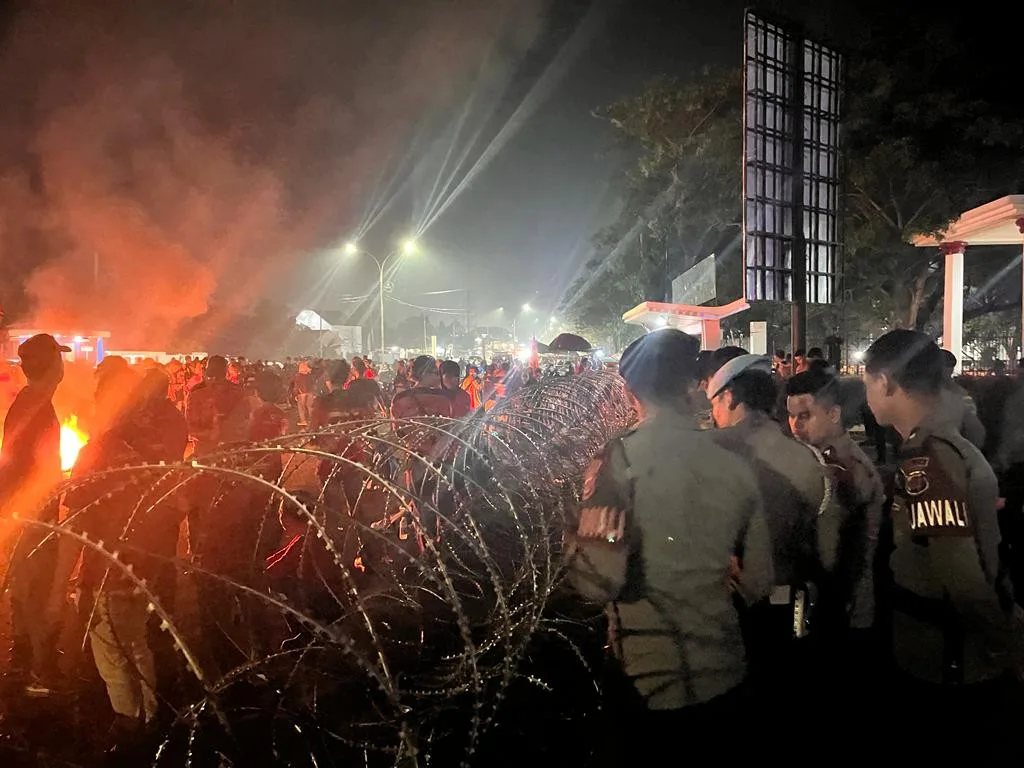 Diguyur Hujan, Polda Banten Tetap Laksanakan Pengamanan Aksi Unjuk Rasa Buruh