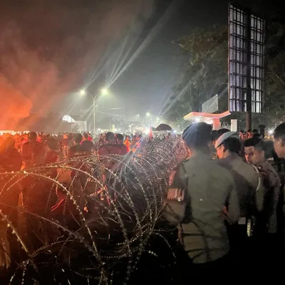 Diguyur Hujan, Polda Banten Tetap Laksanakan Pengamanan Aksi Unjuk Rasa Buruh