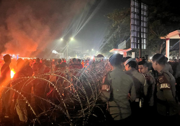 Diguyur Hujan, Polda Banten Tetap Laksanakan Pengamanan Aksi Unjuk Rasa Buruh