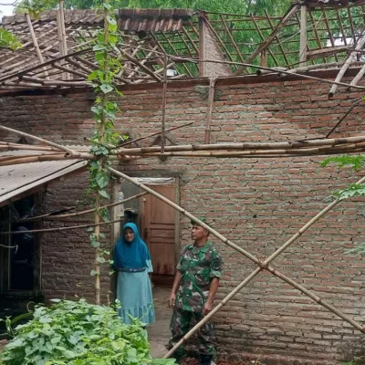 Koramil 0602-18/Kragilan Bantu Rehab Rumah Warga
