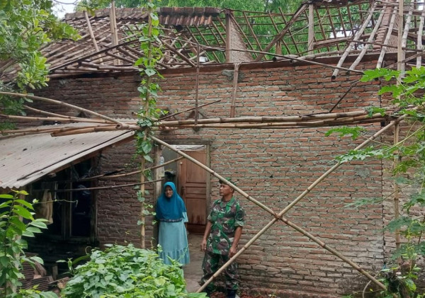 Koramil 0602-18/Kragilan Bantu Rehab Rumah Warga