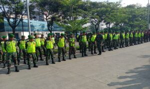 Personel Kodim 0602/Serang Bantu Aparat Kepolisian Pengamanan Aksi Unras Buruh