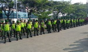 Personel Kodim 0602/Serang Bantu Aparat Kepolisian Pengamanan Aksi Unras Buruh