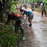 Kerja Bakti Koramil Dan Masyarakat Ciomas Bersihkan Jalan