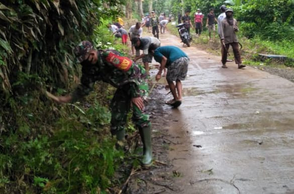 Kerja Bakti Koramil Dan Masyarakat Ciomas Bersihkan Jalan