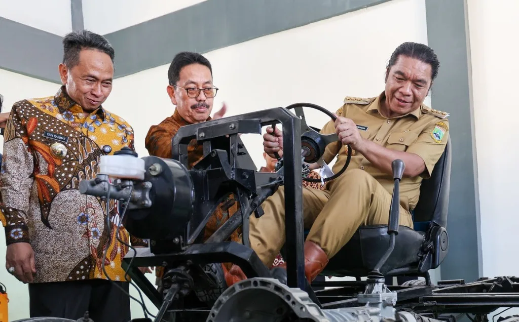 Lanjutkan Ekspedisi Reformasi Tematik Berdampak, Pj Gubernur Banten  Resmikan Sarpras Pendidikan di 3 SMK Negeri di Kota Serang