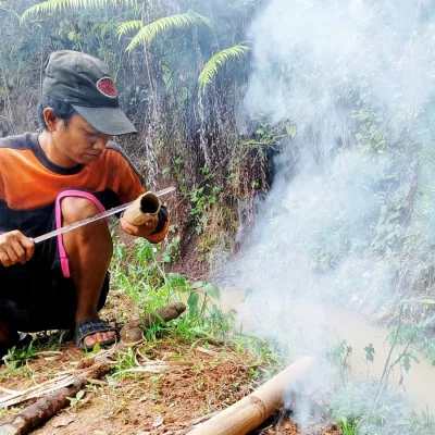Trik Bertahan Hidup Di Hutan: Membuat Gelas Darurat dari Bambu