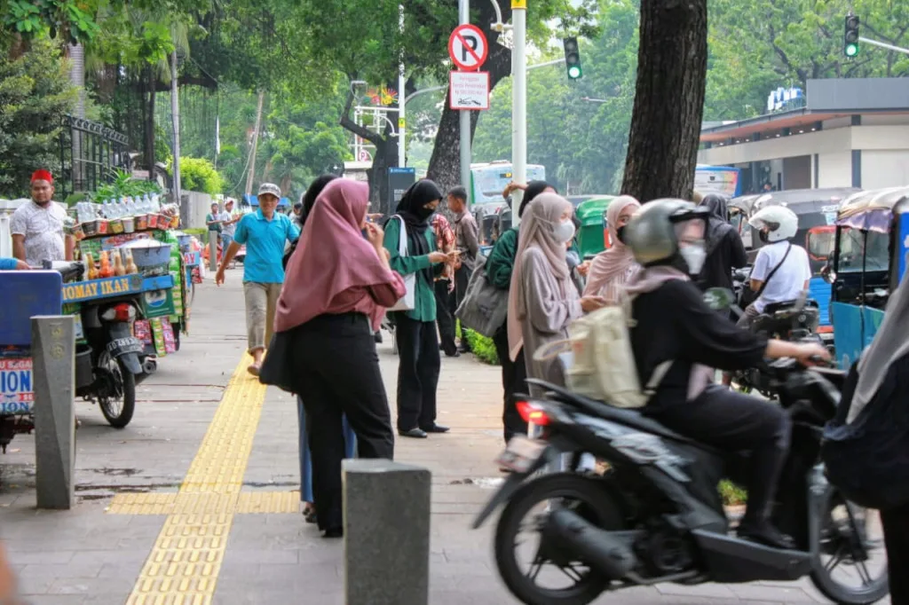 Beberapa Hal yang Seharusnya Tidak Dilakukan di Trotoar Malah Dilakukan oleh Warga Indonesia