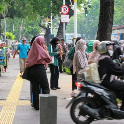 Beberapa Hal yang Seharusnya Tidak Dilakukan di Trotoar Malah Dilakukan oleh Warga Indonesia
