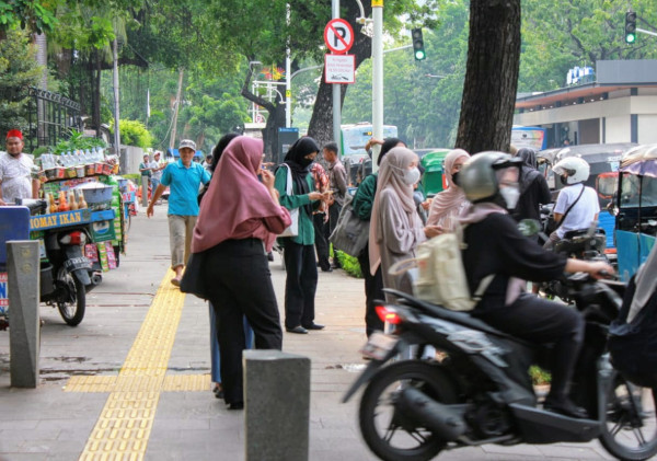 Beberapa Hal yang Seharusnya Tidak Dilakukan di Trotoar Malah Dilakukan oleh Warga Indonesia