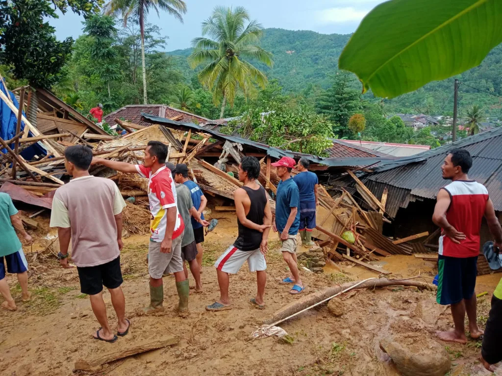 Kampung Ciherang, Lebak-Banten Diterjang Tanah Longsor