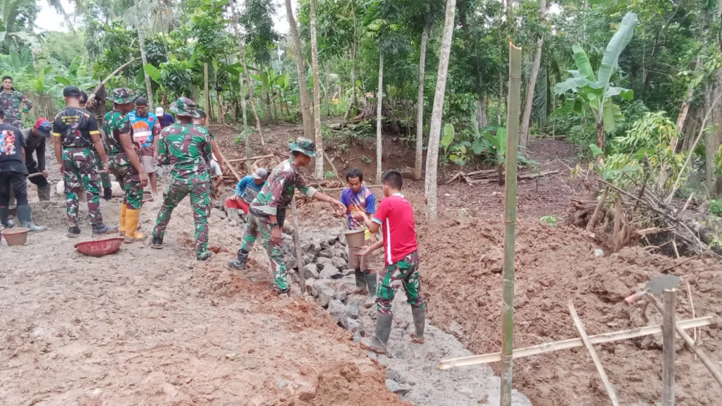 Memasuki Tahap Penyelesaian Pembangunan TPT, Satgas TMMD Kodim 0602/Serang Bahu Membahu Bersama Bersma Masyarakat