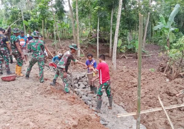 Memasuki Tahap Penyelesaian Pembangunan TPT, Satgas TMMD Kodim 0602/Serang Bahu Membahu Bersama Bersma Masyarakat