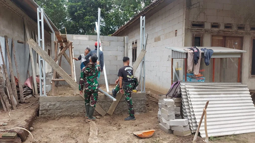 Satgas TMMD Ke-119 Kodim 0602/Serang Bersama Masyarakat Rampungkan Pembangunan Pos Kamling