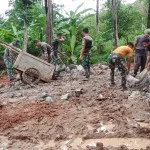Tak Kenal lelah Satgas TMMD Ke 119 0602/Serang Bekerja Menerjang Jalan Berlumpur