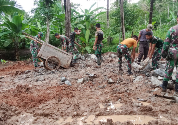 Tak Kenal lelah Satgas TMMD Ke 119 0602/Serang Bekerja Menerjang Jalan Berlumpur