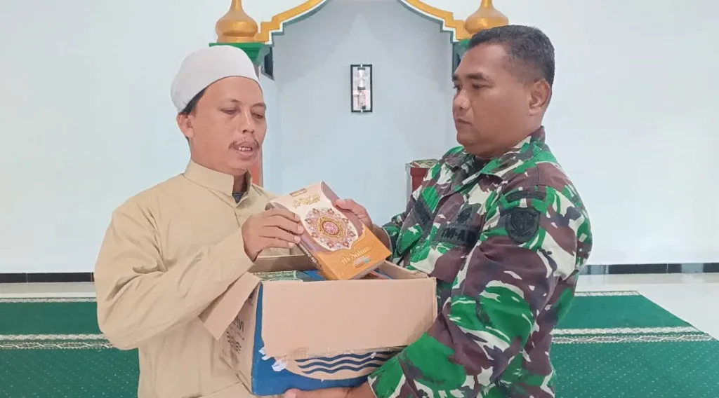 Sambut Berkah, Satgas TMMD Ke-119 Kodim 0602/Serang serahkan wakaf Al-Qur'an