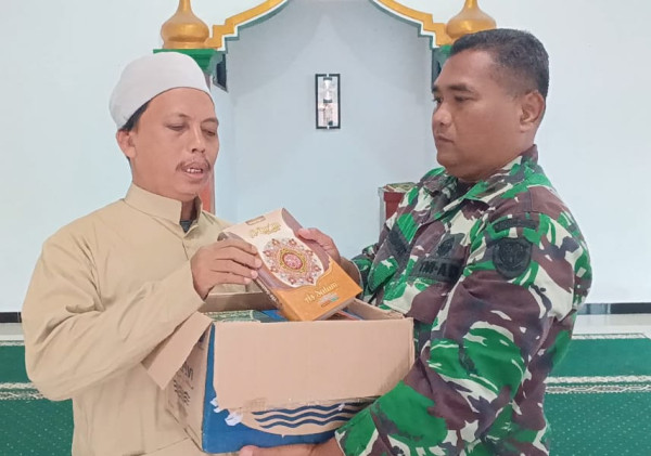 Sambut Berkah, Satgas TMMD Ke-119 Kodim 0602/Serang serahkan wakaf Al-Qur'an