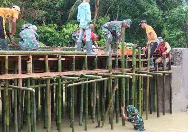 Melawan Hujan, Satgas TMMD Kodim 0602/Serang Genjot Pembangunan Jembatan