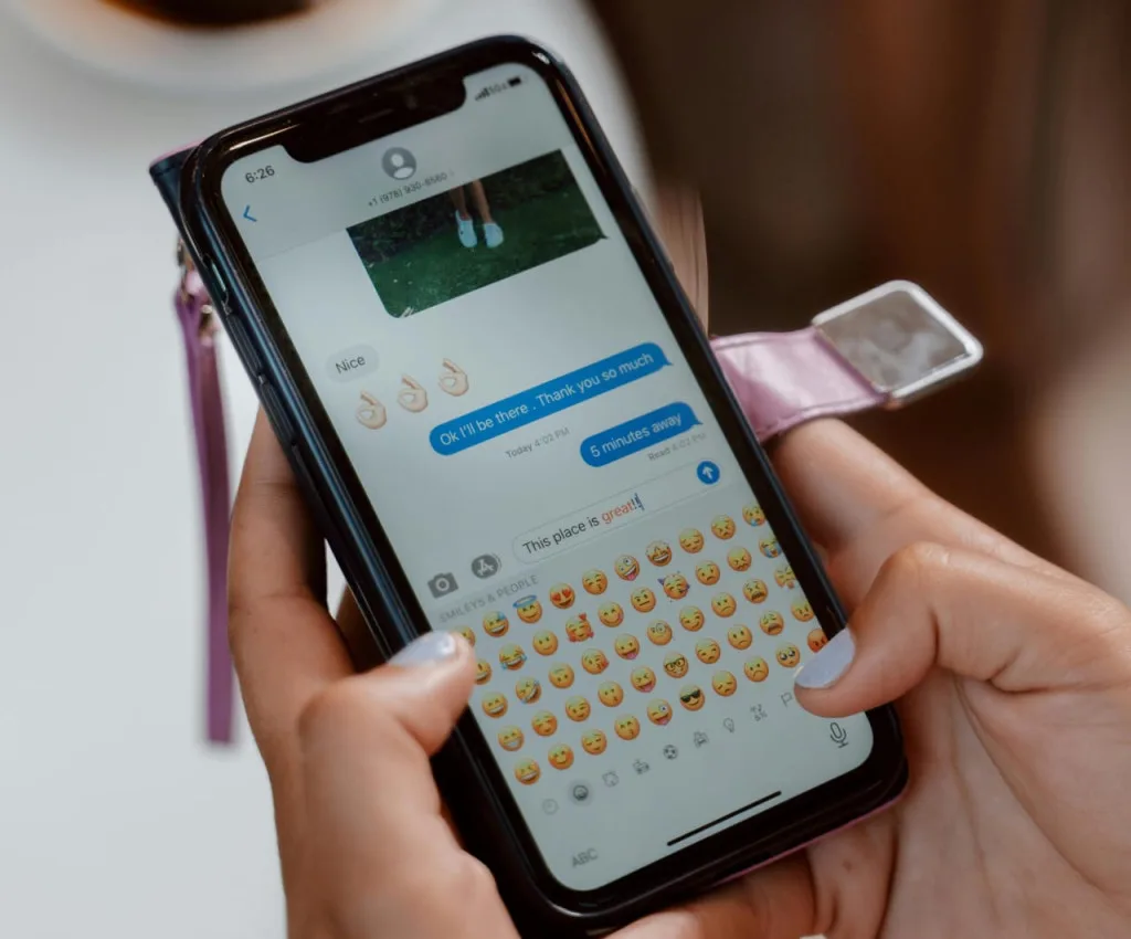 Seni Menggunakan Emotikon dalam Komunikasi Digital