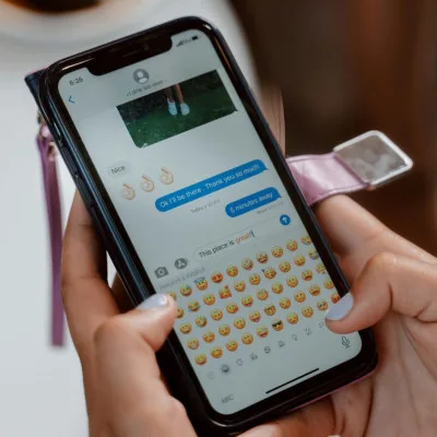 Seni Menggunakan Emotikon dalam Komunikasi Digital