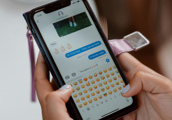 Seni Menggunakan Emotikon dalam Komunikasi Digital