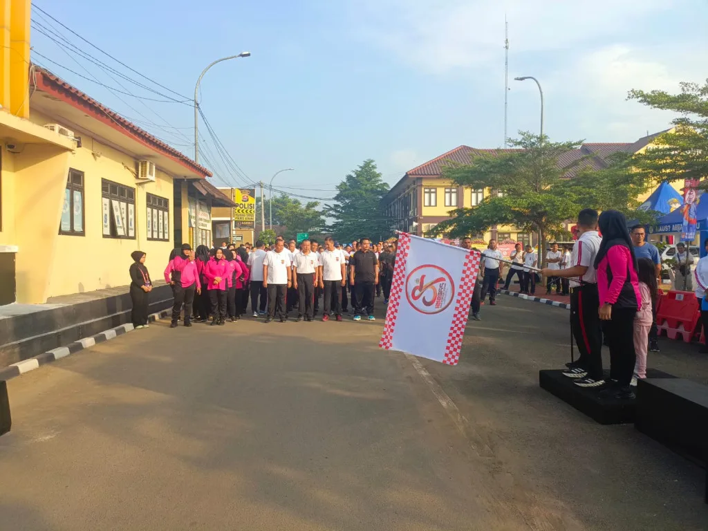 Polres Serang Gelar Gerak Jalan Santai Meriahkan HUT Bhayangkara ke-78