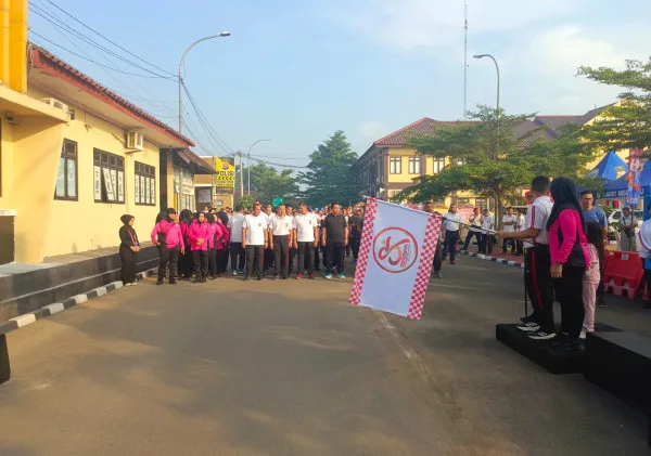 Polres Serang Gelar Gerak Jalan Santai Meriahkan HUT Bhayangkara ke-78
