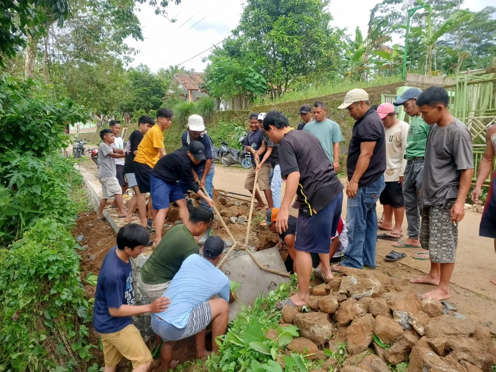Puluhan Warga Desa Cisangu Gotong Royong Rapikan Jalan dan Normalisasi Saluran Air