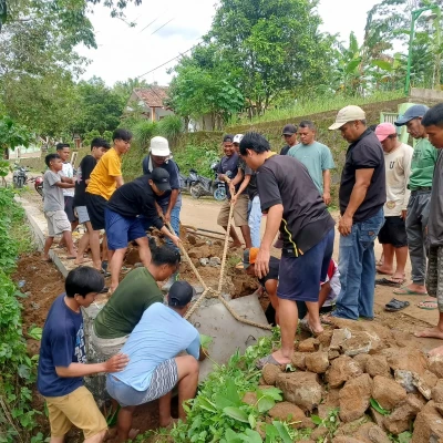 Puluhan Warga Desa Cisangu Gotong Royong Rapikan Jalan dan Normalisasi Saluran Air