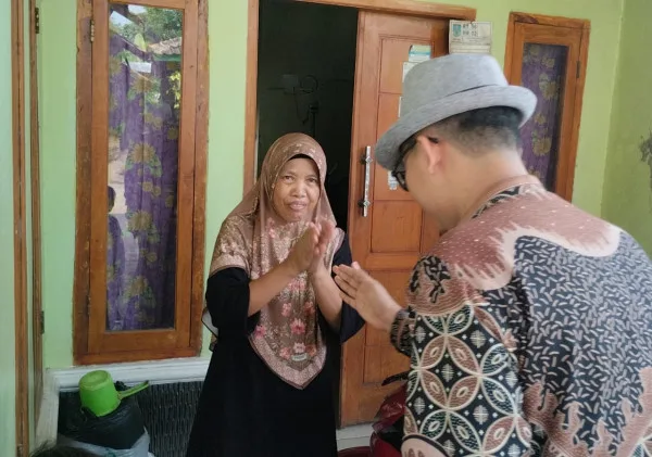 Kepala Desa Sindangheula Sambangi Korban Kebakaran di Kampung Beluwen