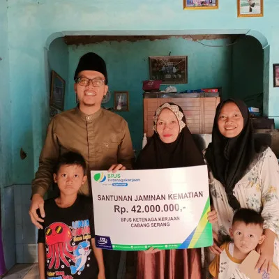 Kepala Desa Sindangheula Serahkan Santunan JKM BPJS Ketenagakerjaan kepada Ahli Waris