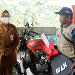 Wabup Intan Serahkan Bantuan Gerobak Motor untuk TPS3R Sindang Jaya