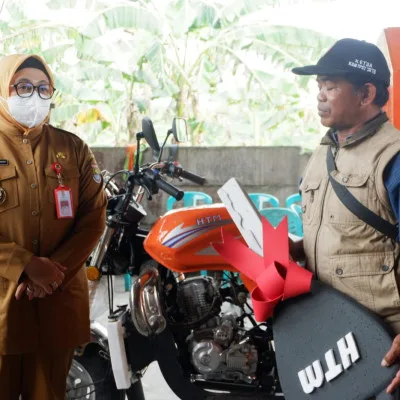 Wabup Intan Serahkan Bantuan Gerobak Motor untuk TPS3R Sindang Jaya