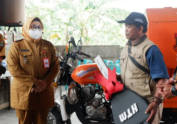 Wabup Intan Serahkan Bantuan Gerobak Motor untuk TPS3R Sindang Jaya