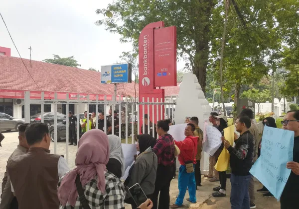 Layanan Bank Banten Lumpuh, Koar Gelar Aksi Jilid II Tuntut Transparansi Kredit Macet