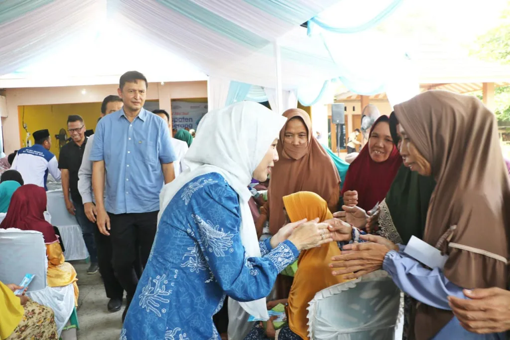 Bupati Serang Bagikan 1.000 Paket Sembako dan Bantuan Rutilahu di Pabuaran