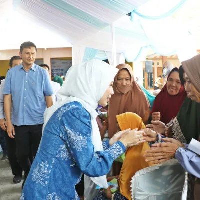 Bupati Serang Bagikan 1.000 Paket Sembako dan Bantuan Rutilahu di Pabuaran