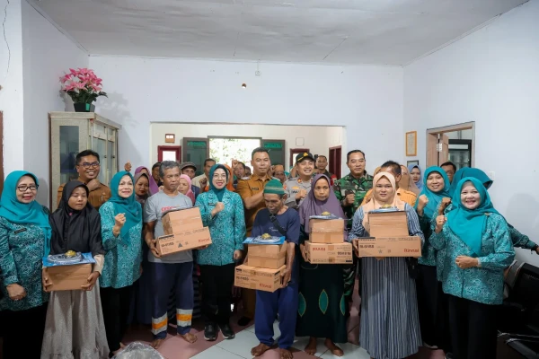 Peduli Korban Bencana, Ketua TP PKK Banten Salurkan Bantuan Peralatan Dapur untuk Pulihkan Kehidupan Keluarga di Anyer