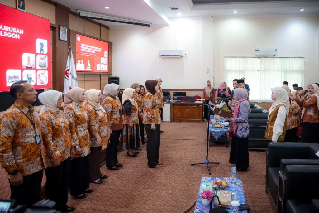 Ketua Dekranasda Banten Kukuhkan Ketua Dekranasda Kota Cilegon, Harap Dorong Kemajuan Kerajinan dan Ekonomi Kreatif