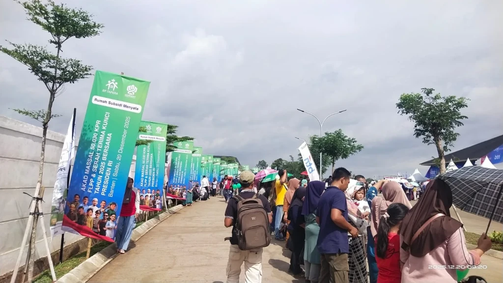 Antusiasme Warga Sambut Kedatangan Presiden Prabowo di Perumahan Pondok Banten