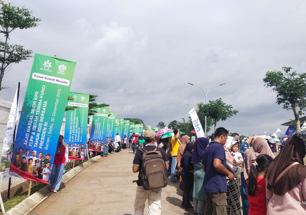 Antusiasme Warga Sambut Kedatangan Presiden Prabowo di Perumahan Pondok Banten