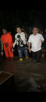 Wali Kota Serang dan Gubernur Banten Tinjau Banjir di Kasemen, Serahkan Bantuan ke Warga
